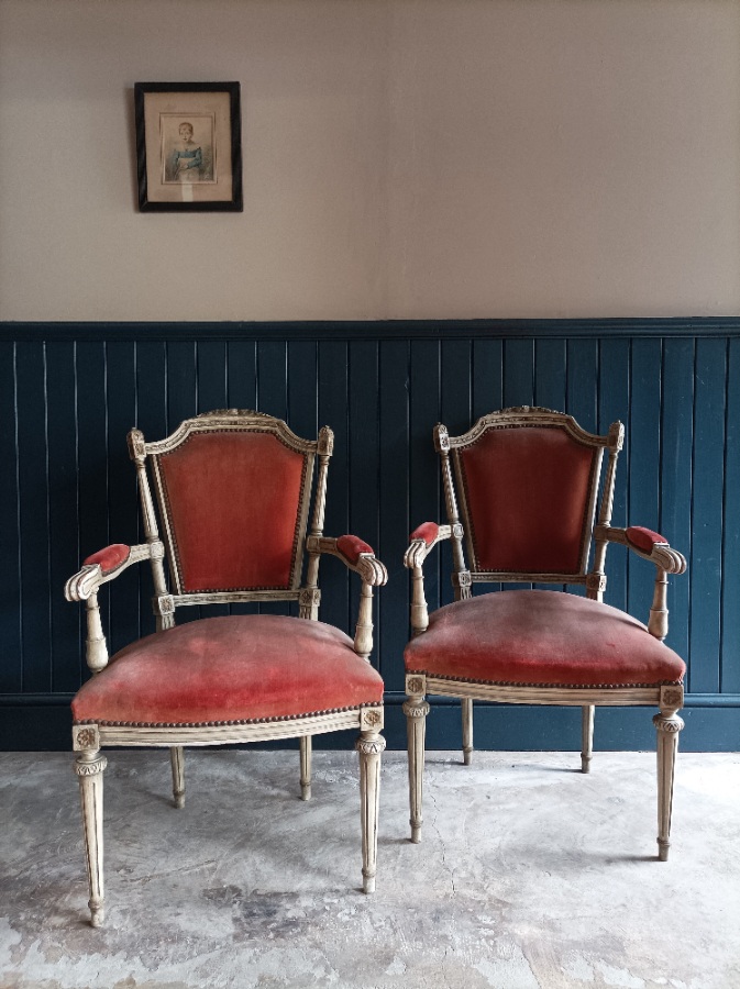 Pair of French Painted Bergère Dining Arm Chairs. (2).jpg